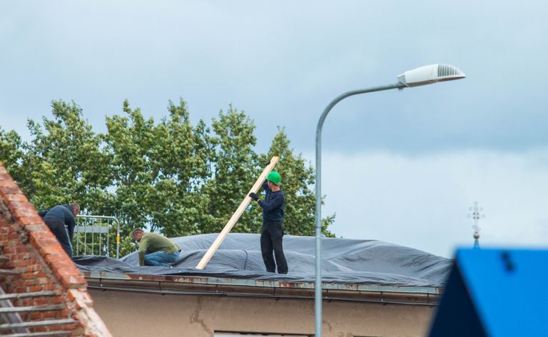 Töölised Müllersoni ärimaja katusel 12. septembril.