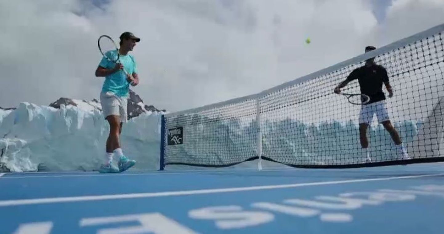 Rafael Nadal ja Novak Djokovic liustike vahel tennist mängimas.