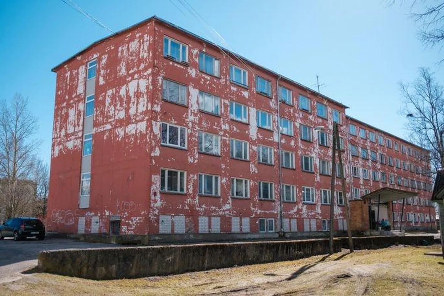 Sindis asuv 124 korteriga ühiselamu läheb järgmisel aastal lammutamisele ja selle asemele rajatakse 40 korteriga sotsiaalmaja. Ehituse ajaks paigutatakse elanikud aga vallale kuuluvatesse eluruumidesse ja moodulmajja.