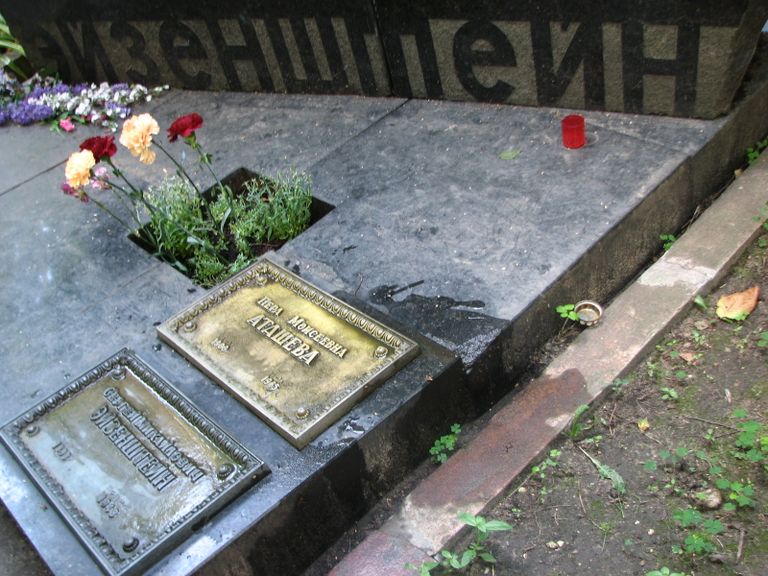Могила кинорежиссера Сергея Эйзенштейна и его жены Перы Аташевой на Новодевичьем кладбище.