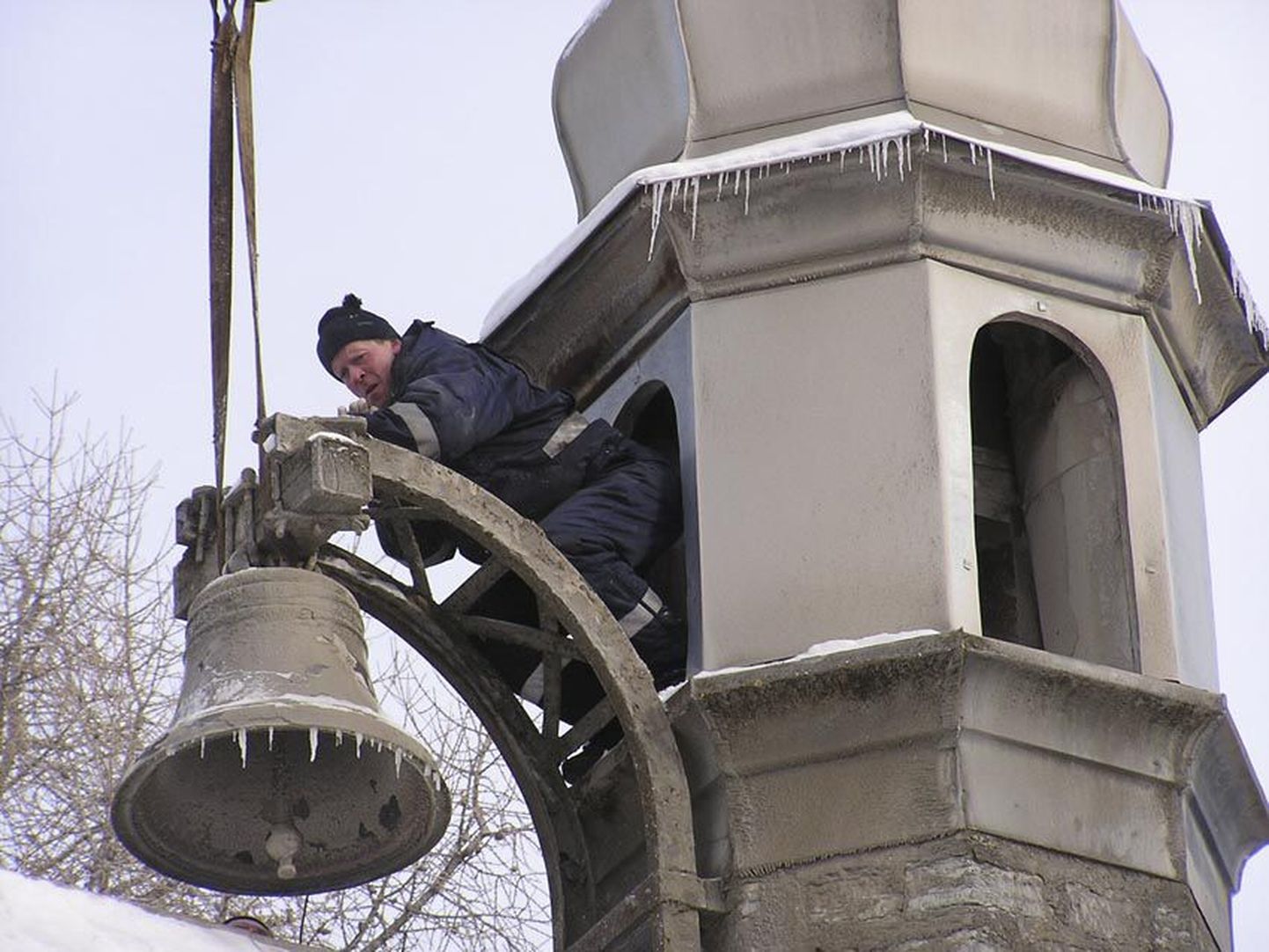 Et raske kell korralikult tornist alla saaks, saadeti seda kinnitama rammumehena kuulsust kogunud Villu Naaber.