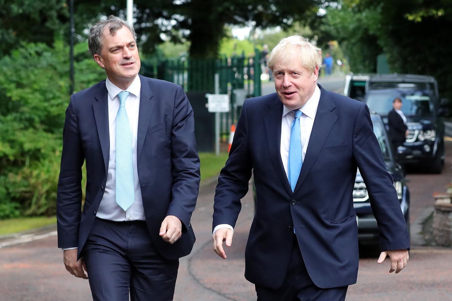 Briti peaminister Boris Johnson (paremal) kolmapäeval Belfastis koos oma valitsuse Põhja-Iirimaa ministri Julian Smithiga.