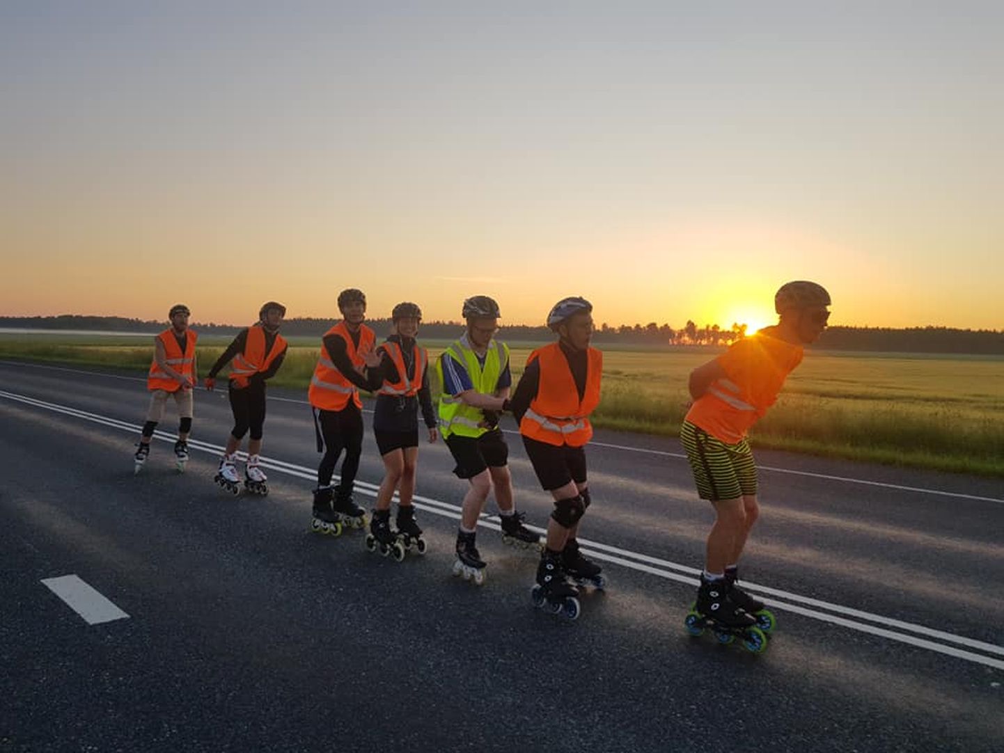 Kümmekond rulluisutajad olles teel Tallinnast Tartusse nautisid Järvamaal Piibe maanteel päikesetõusu.