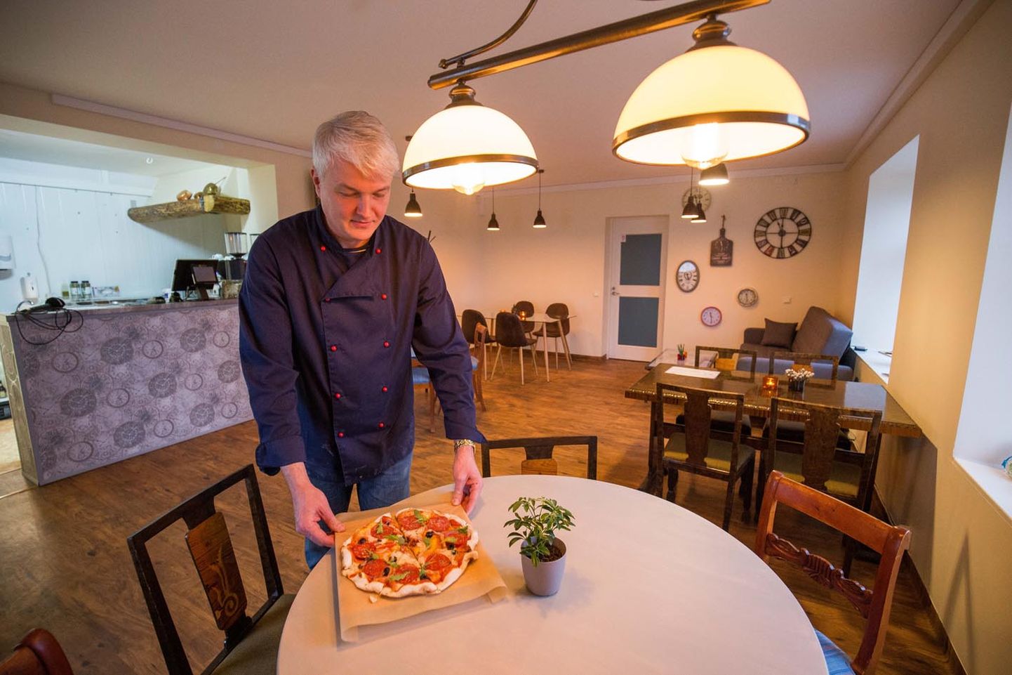 Viimased nädal aega on Mäekülas olnud avatud uus kohvik Italiano Pasta & Pizza. Tegemist on suuresti pereettevõtmisega, seega lööb toidutegemises kokana kaasa ka koha eestvedaja Peeter Tuiman.