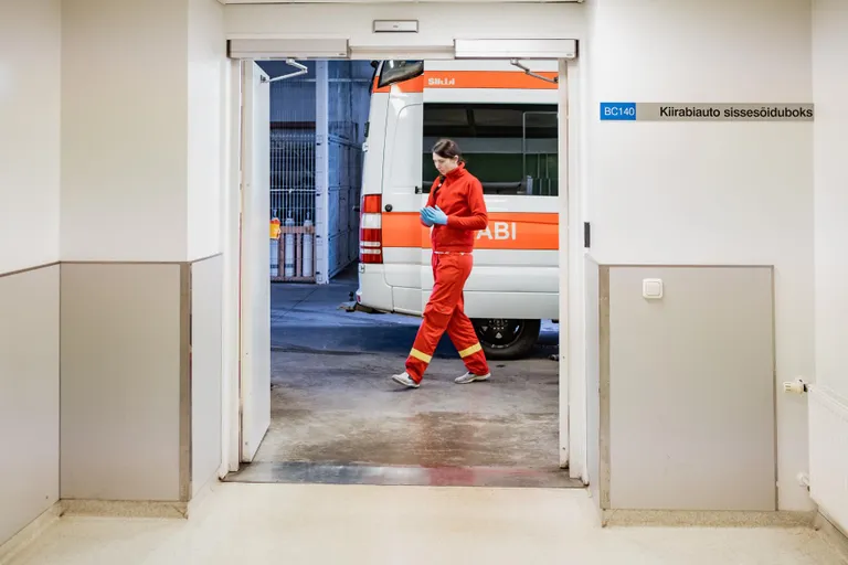 Põhimõte "kes ees, see mees" EMOs ei kehti. Patsientidega tegeletakse vastavalt erakorralisusele. Kiirabi toob haigeid tagaukse kaudu, ootesaalis istujad seda ei näe. Seega võib vahest jääda mulje justkui arstid ei teeks oma tööd.