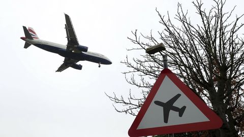 Видео: пассажиры повыпрыгивали на крыло самолета из-за шутки про бомбу