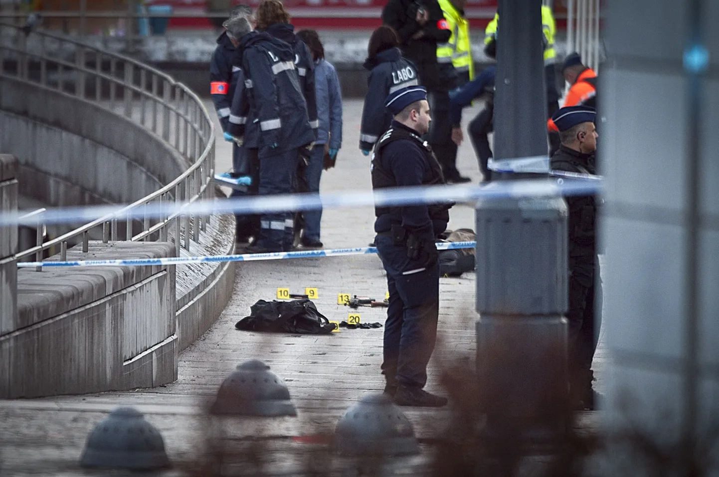 Politseinikud Liege'is pärast  granaadirünnakut.