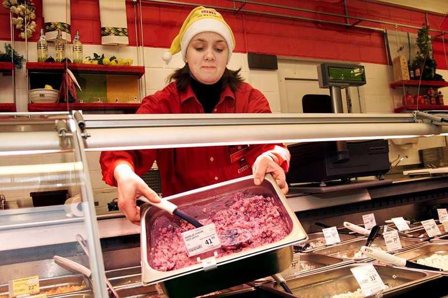Realiseerimisaja ületanud toiduained visatakse praegu kauplustes minema. Pildil on Mai Selveri teenindaja Helen Mägi, kes sätib müüki värskeid salateid.