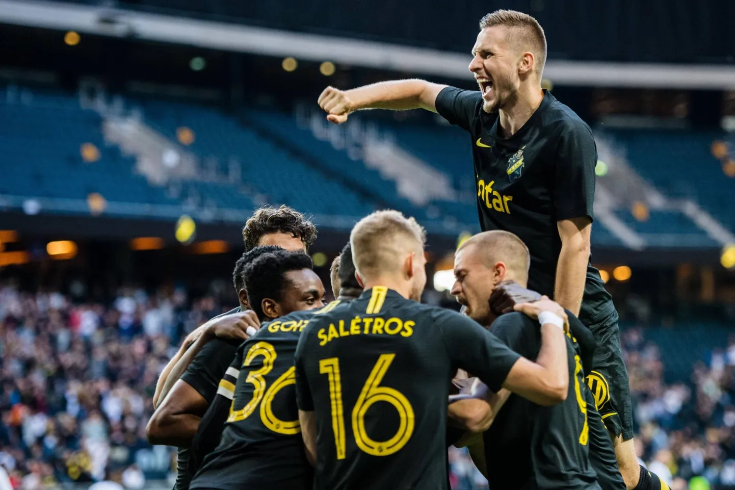 Karol Mets (ülemine) on lühikese ajaga kerkinud Stockholmi AIK-i põhimängijaks.
