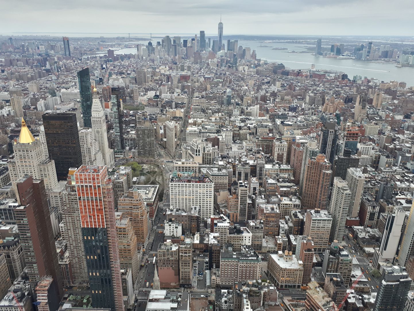 Empire State Buildingu vaateplatvormilt avaneb võimas vaade igasse suunda. Pilvepiirilt paistavad kätte kõik viis New Yorgi linnaosa: Bronx, Brooklyn, Manhattan, Queens ja Staten Island.