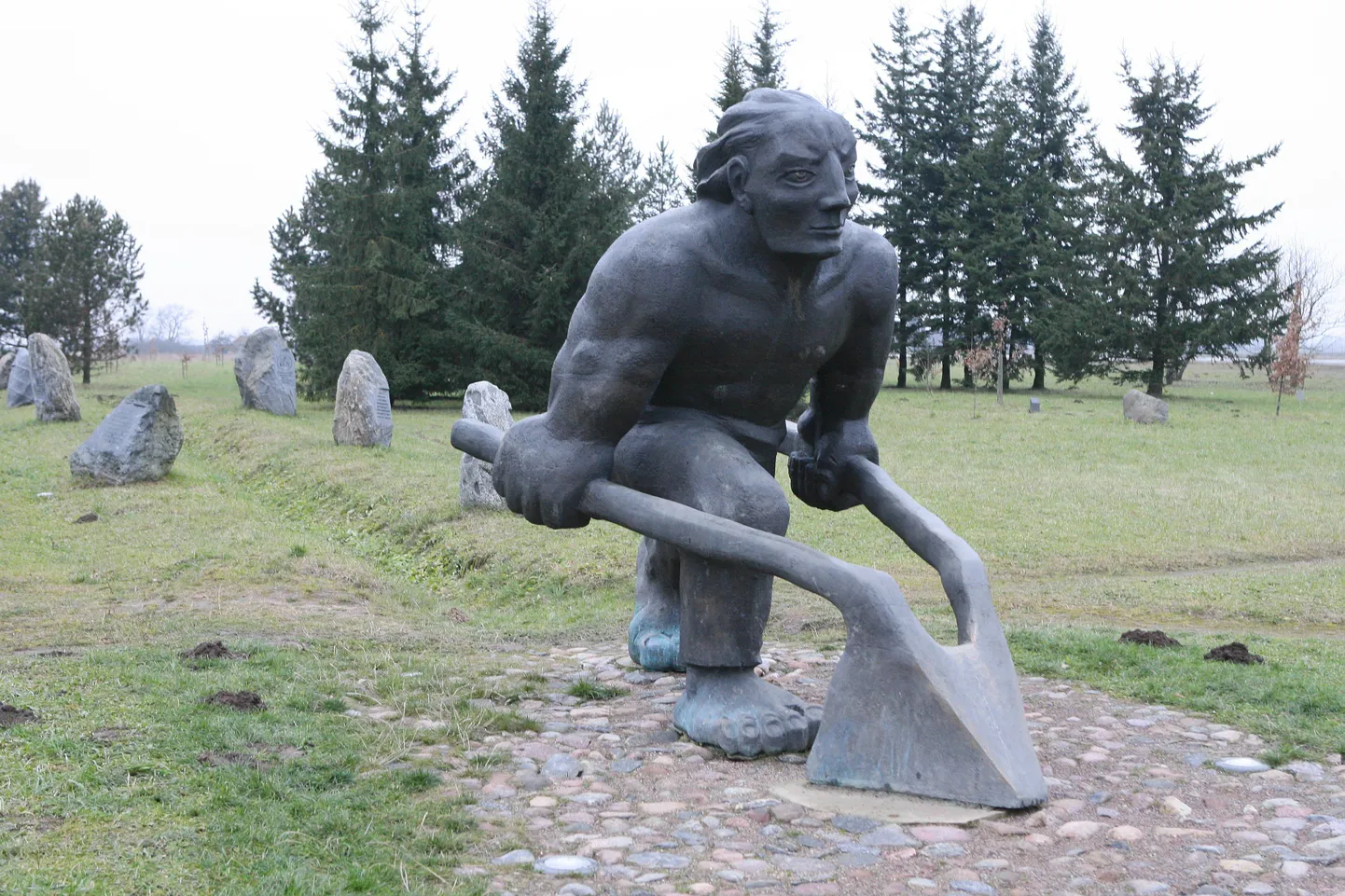Kalevipoja kuju Sõpruse pargis Jõgevamaal. Kujur Tauno Kangro