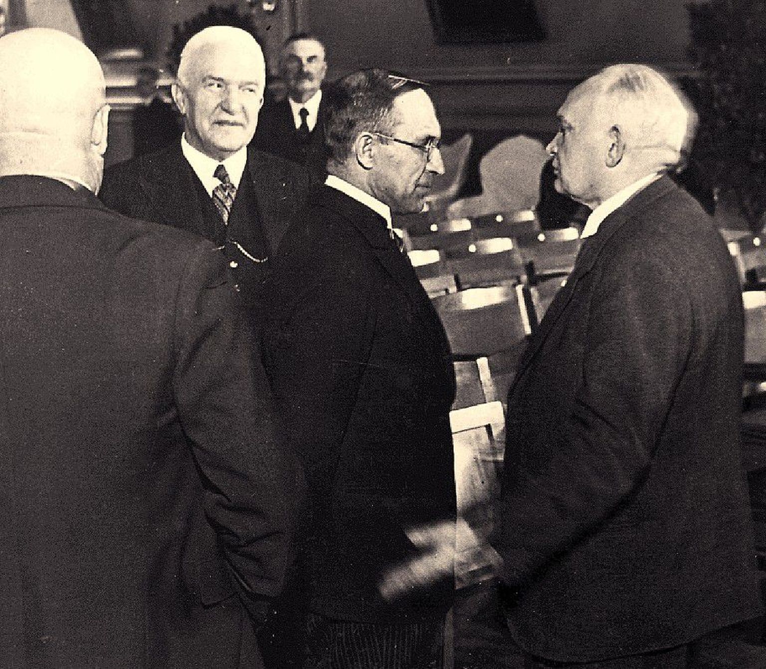 Isamaaliidu keskkomitee koosolek 14. oktoobril 1937. aastal. Fotograaf on    tabanud vestlushoos välisminister Friedrich Karl Akeli (vasakult), Isamaaliidu esimehe Jüri Uluotsa ja riigivanem Konstantin Pätsi.
