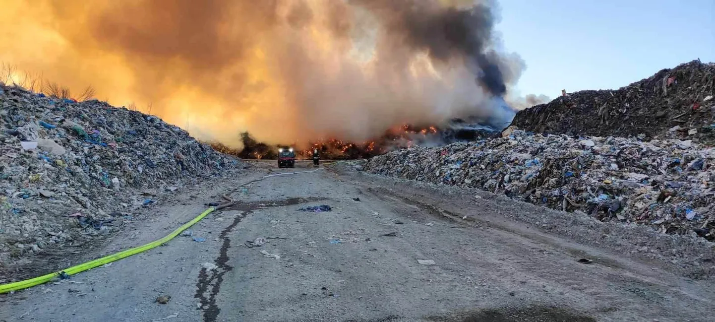 Начавшееся 22 мая в Уйкала большое возгорание мусора связывают с допускавшимися там нарушениями требований, однако выяснение причин пожара еще продолжается.