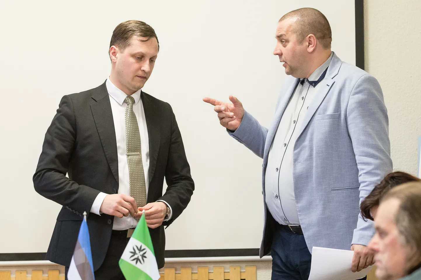 Lüganuse vallavolikogu endise esimehe Risto Lindebergi (paremal) hinnangul käitub praegune vallavolikogu esimees Dmitri Dmtrijev silmakirjalikult, kui süüdistab teisi õpilaste poliitikasse kaasamises, sest ta on ise korduvalt käinud koolides poliitikuna esinenemas.
