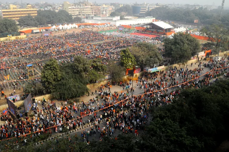 India pealinna New Delhi väljakule kogunes kümneid tuhandeid hindusid.