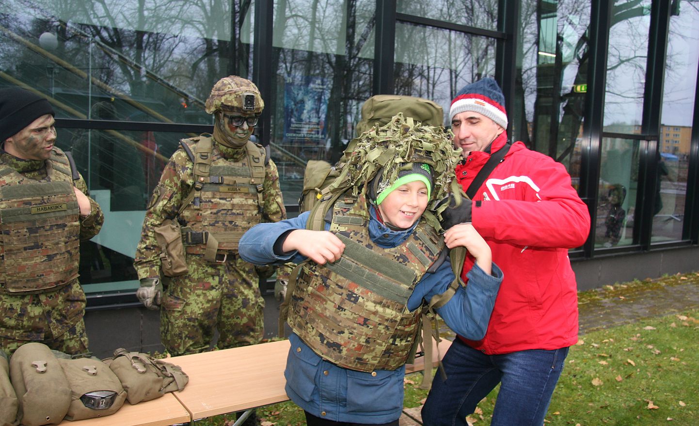 Nagi tavaks saanud, olid isadepäeval oma varustus ja tehnikat näitamas ka kaitseväelased. PEETER LILLEVÄLI