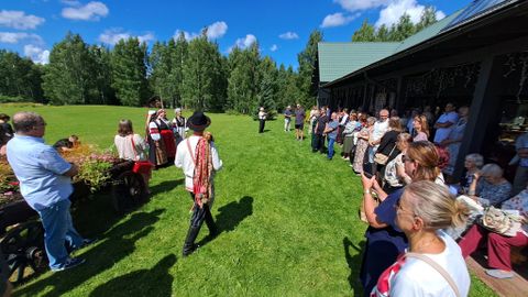VIDEO ⟩ Petseri Eesti kooli vilistlased pidasid kokkutulekut