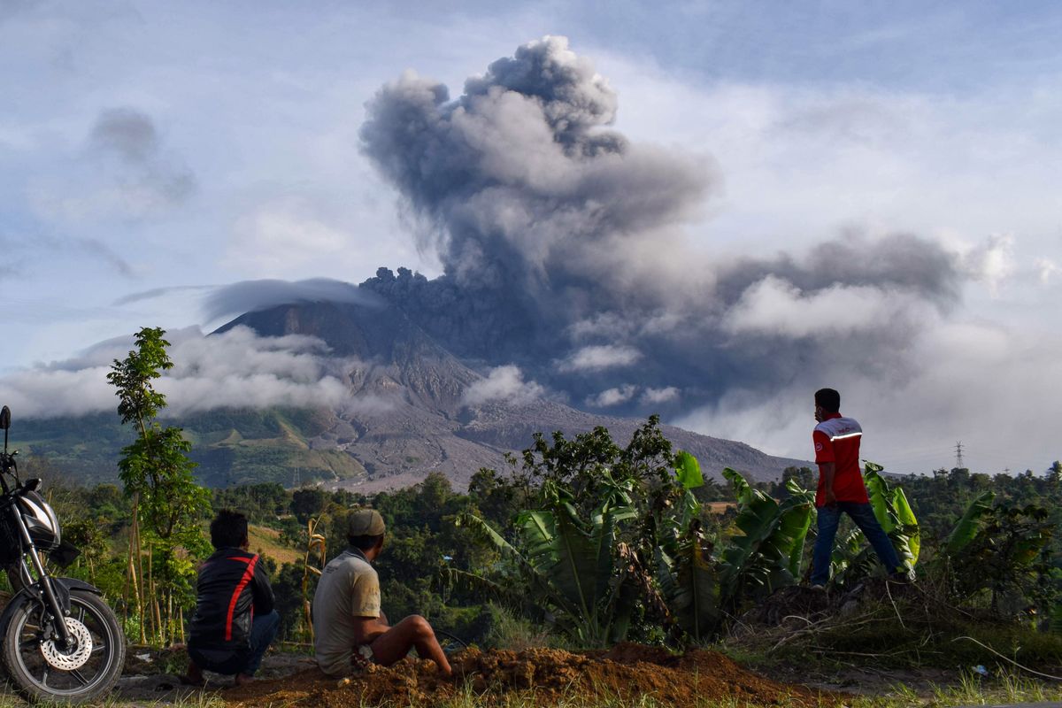Vulkāna izvirdums Sumatras salā Indonēzijā.
