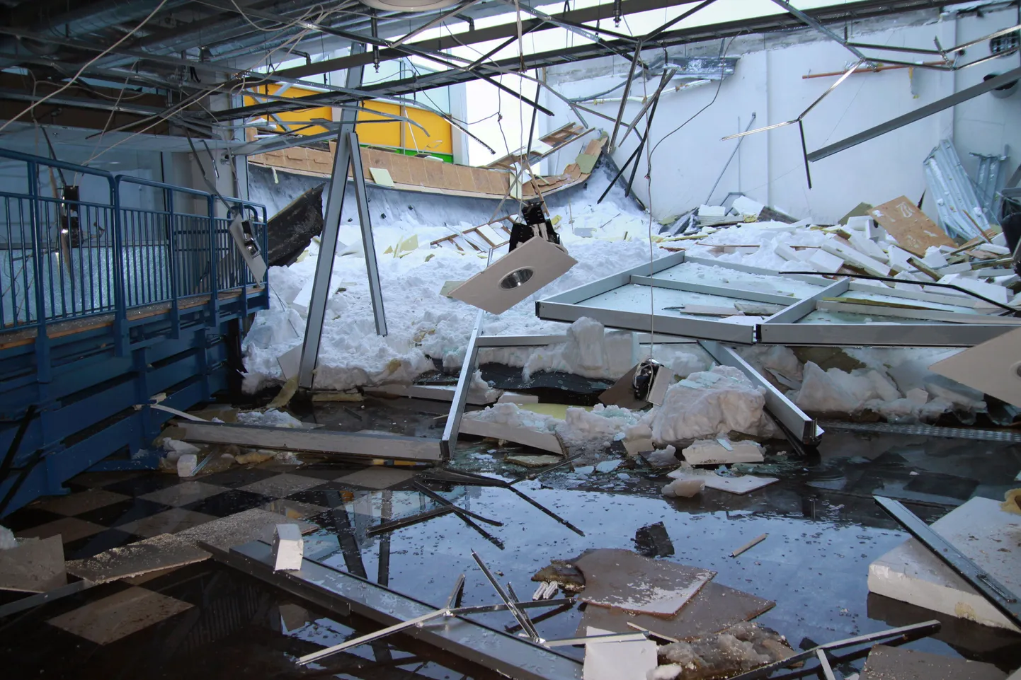 1 января под тяжестью снега провалилась крыша пярнуского спортхолла.