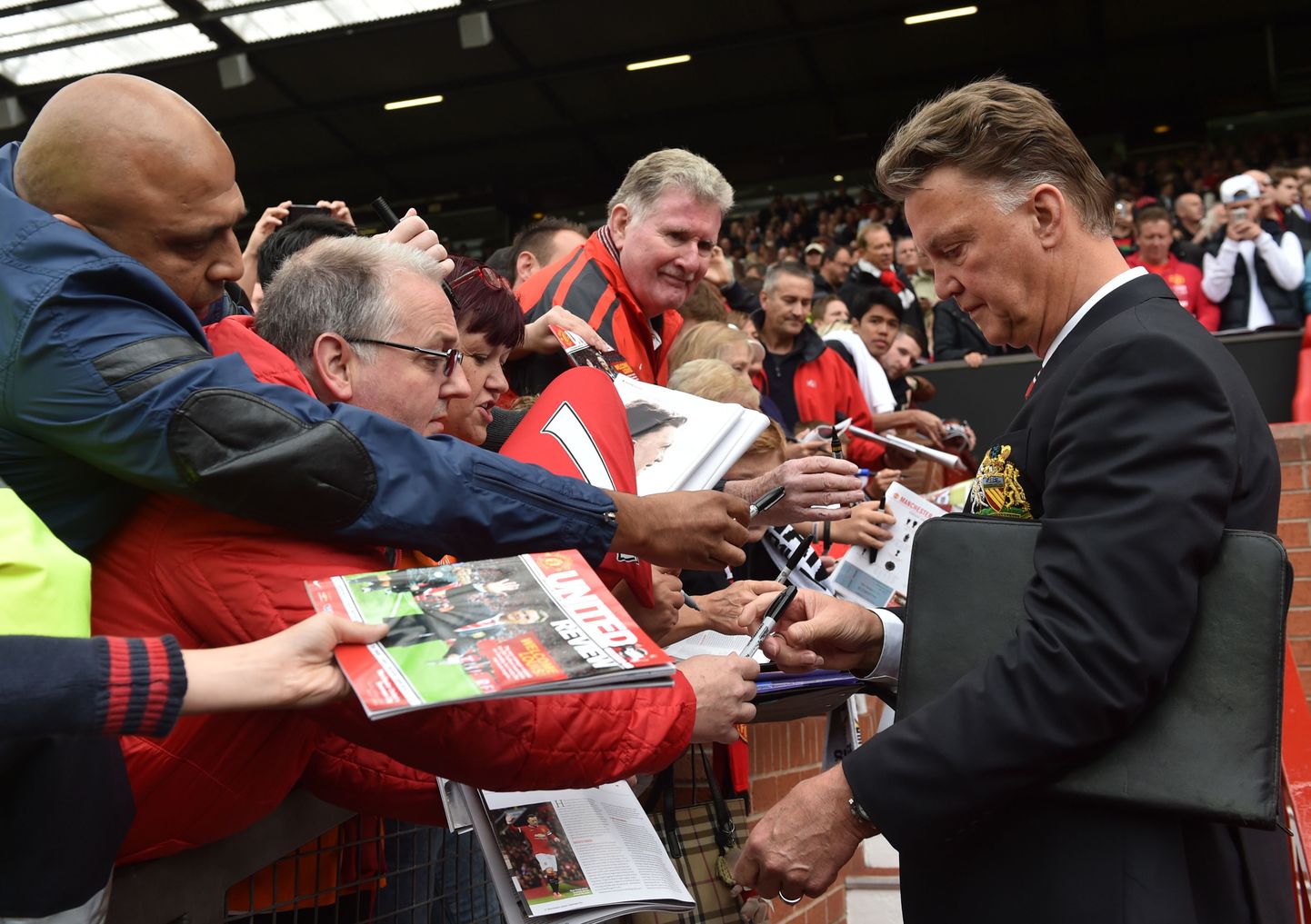 Manchester Unitedi peatreener Louis van Gaal annab ka ise autogrammide jagamisega mängijatele eeskuju.