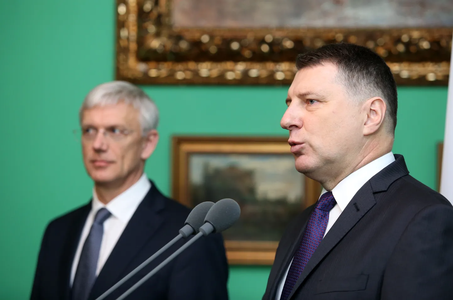 Valsts prezidents Raimonds Vējonis (no labās) un partiju apvienības "Jaunā Vienotība" Ministru prezidenta amata kandidāts Krišjānis Kariņš tikšanās laikā ar plašsaziņas līdzekļu pārstāvjiem, kurā Valsts prezidents paziņo, ka valdības veidošana tiek uzticēta "Jaunās Vienotības" prezidenta amata kandidātam.