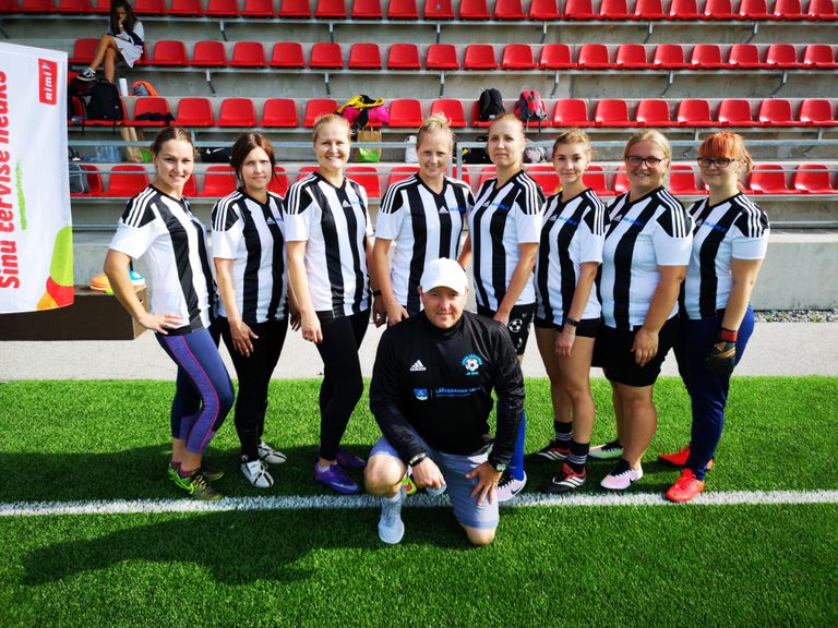 Lõuna-Läänemaa jalgpalliklubi emade võistkond.