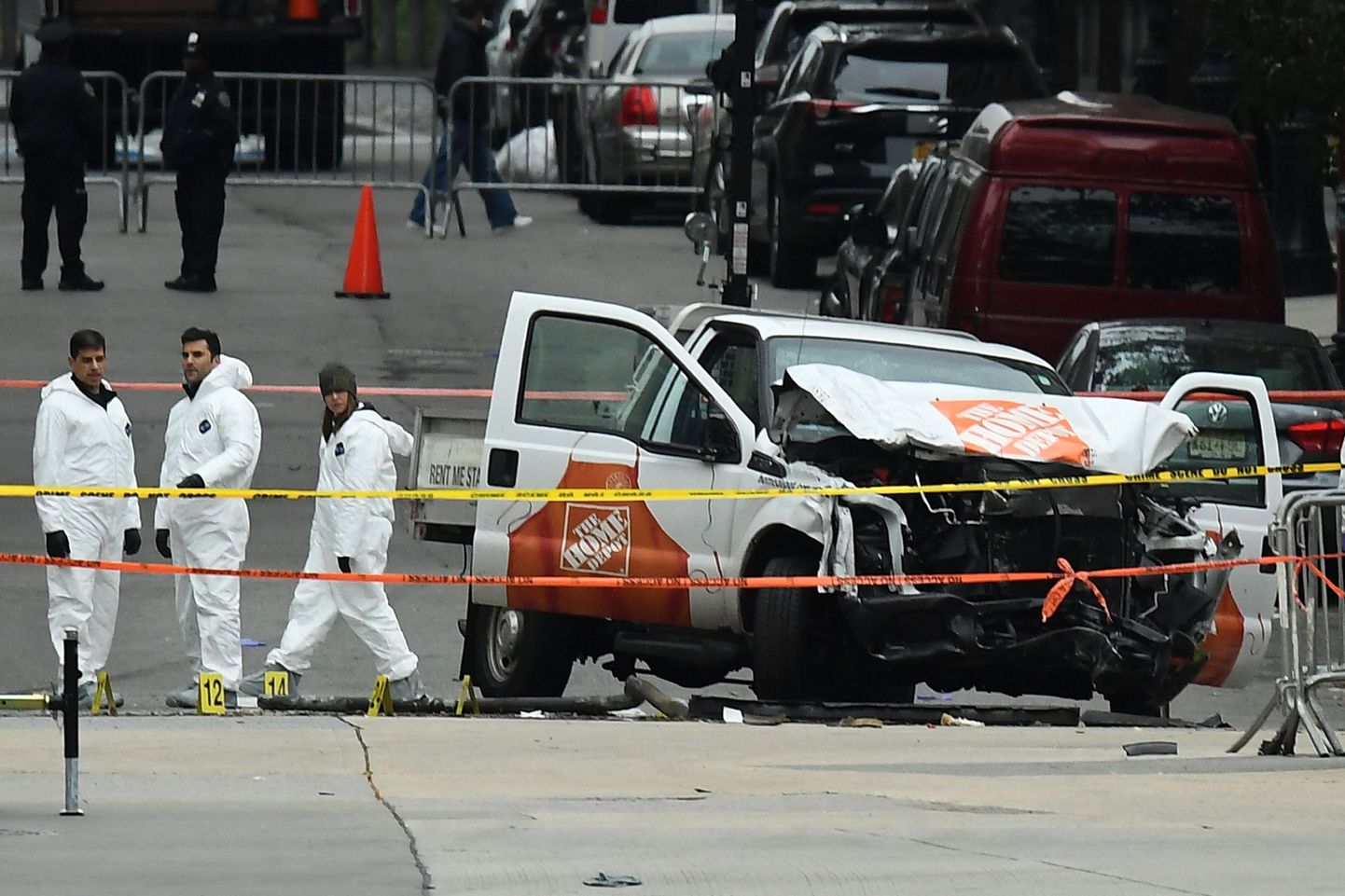 Uurijad töötamas New Yorgi terrorirünnakuks kasutatud auto juures.