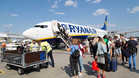 ВИДЕО ⟩ Игра в стюарда на борту Ryanair закончилась для эстонца задержанием в аэропорту Германии