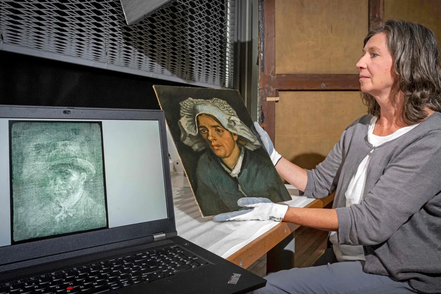 Šoti rahvusgalerii vanemkonservaator Lesley Stevenson näitab Vincent van Goghi 1885. aasta maali «Talunaise pea», mis peidab ka van Goghi portreed, mida on näha vasakul arvutis.