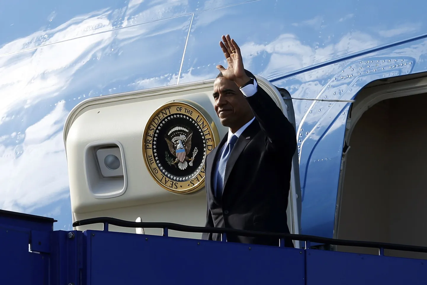 Barack Obama lennukist väljumas.