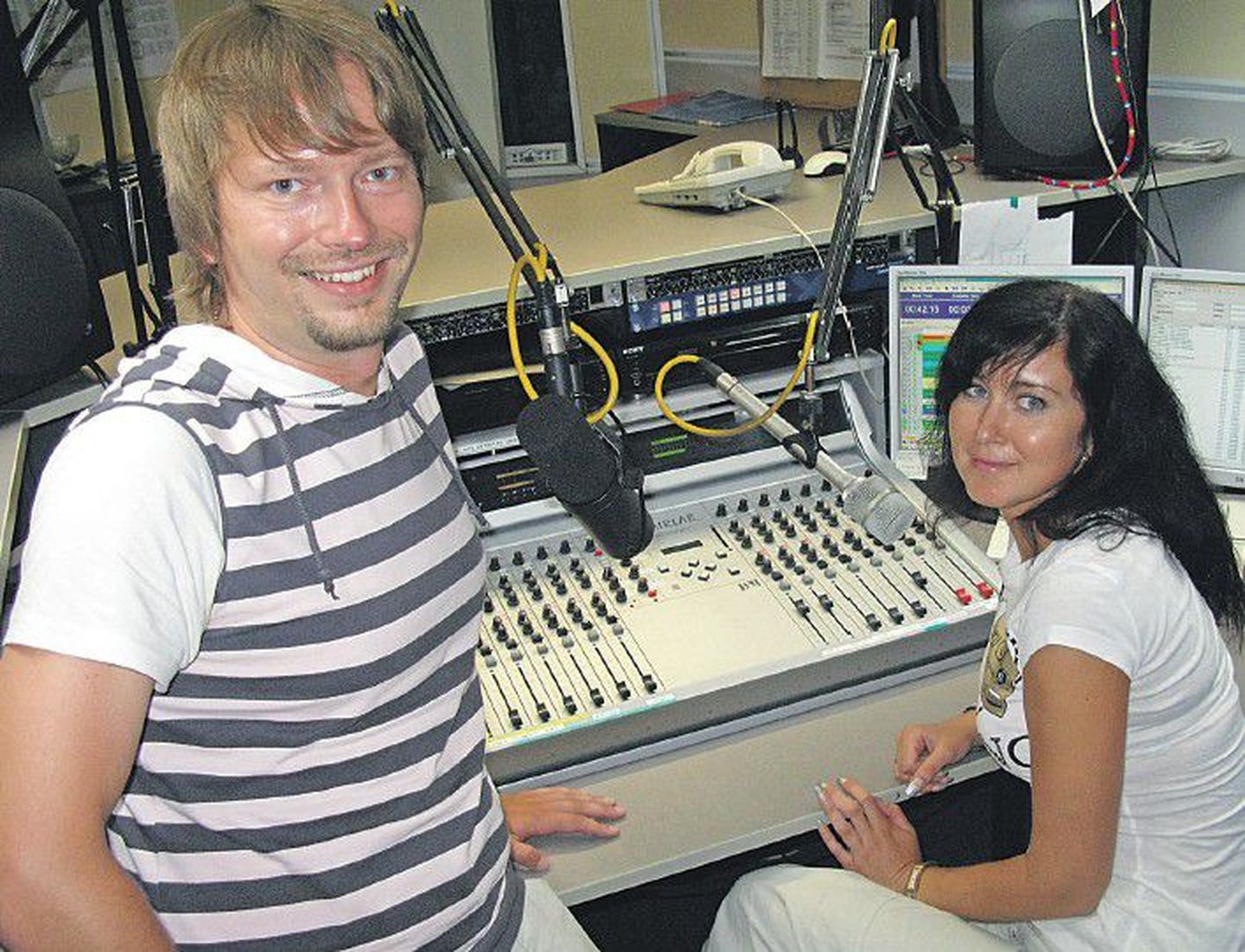 Ведущие Радио 4 Артур Аукон и Юлия Балий.