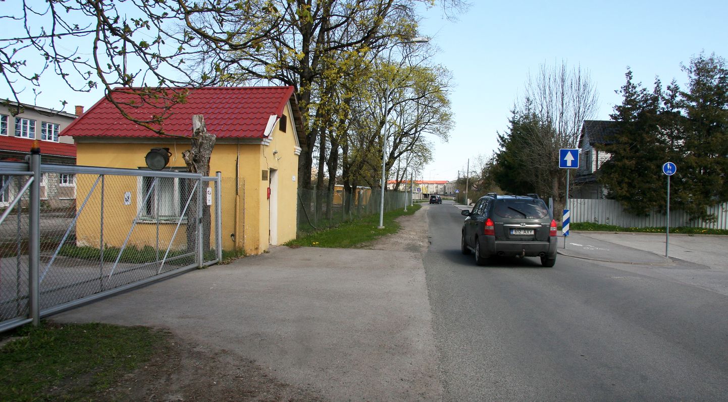 Движение на отрезке улицы Вески возле бывшего лимонадного завода стало односторонним после строительства тротуара пять лет назад.