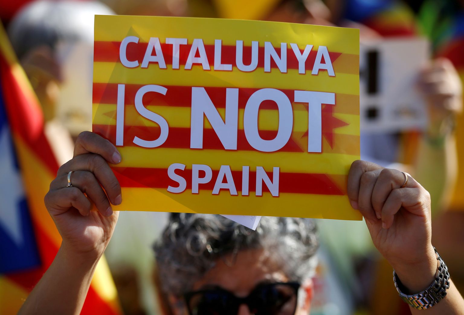 Protestiplakat tekstiga «Kataloonia ei ole Hispaania».