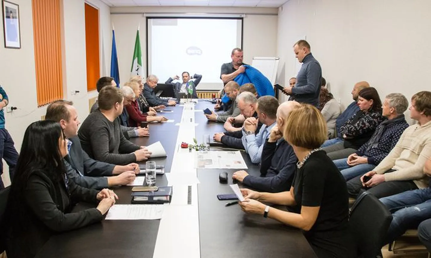 В правящий союз Люганузеской волости помимо Центристской партии входит и "Isamaa", депутаты от которого до сих пор никоим образом не осудили увольнение директора Кивиылиской 1-й средней школы Хейди Уусталу. Лидеры "Isamaa" постарались дистанцироваться от этого инцидента.