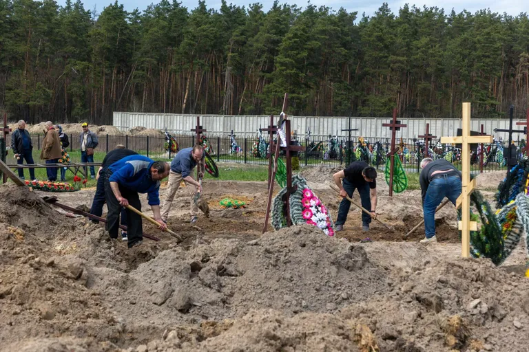 Vabatahtlikud hauakaevajad Butšas 20. aprillil 2022.