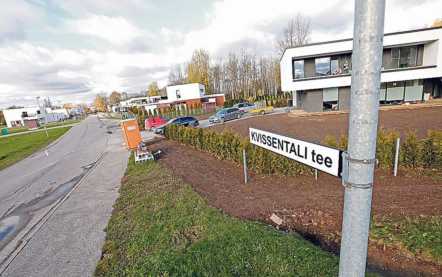 See Kvissentali tee silt saab peatselt asenduse, kuid veel ei ole selge, mis sõna sellele tänavanimeks kirjutatakse.