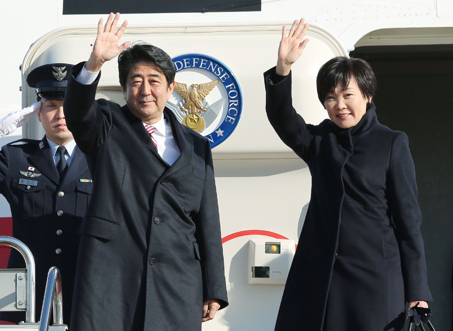 Jaapani peaminister Shinzo Abe (vasakul) koos abikaasa Akie enne lahkumist Tokyo Haneda lennuväljalt.