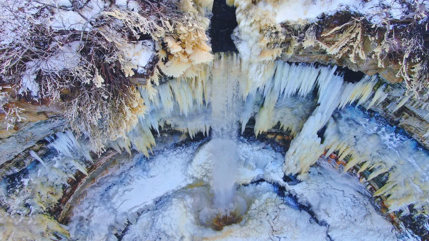 Замерзший водопад Валасте в Эстонии