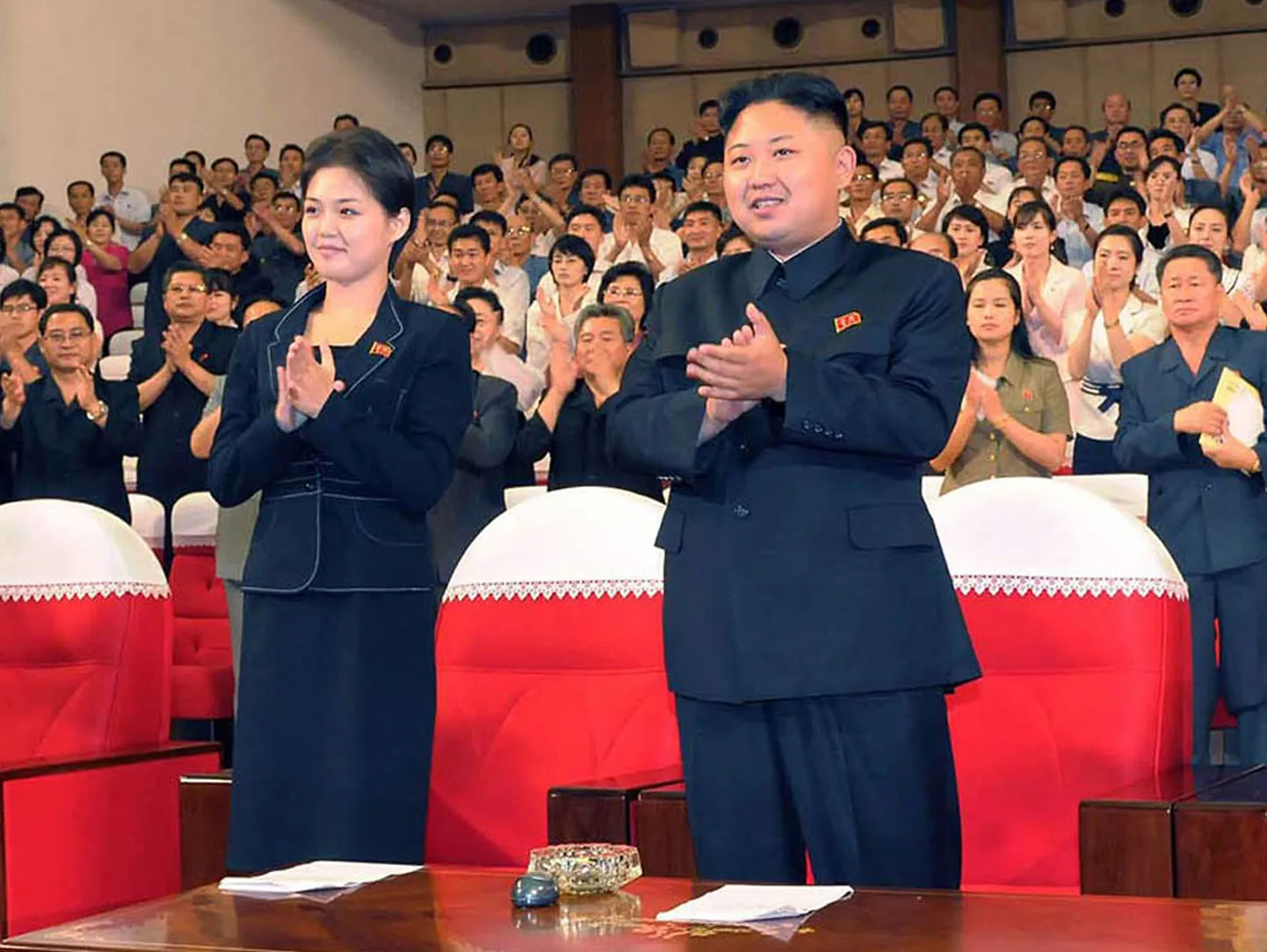 Северокорейский лидер Ким Чен Ын появляется на публике в сопровождении женщины.