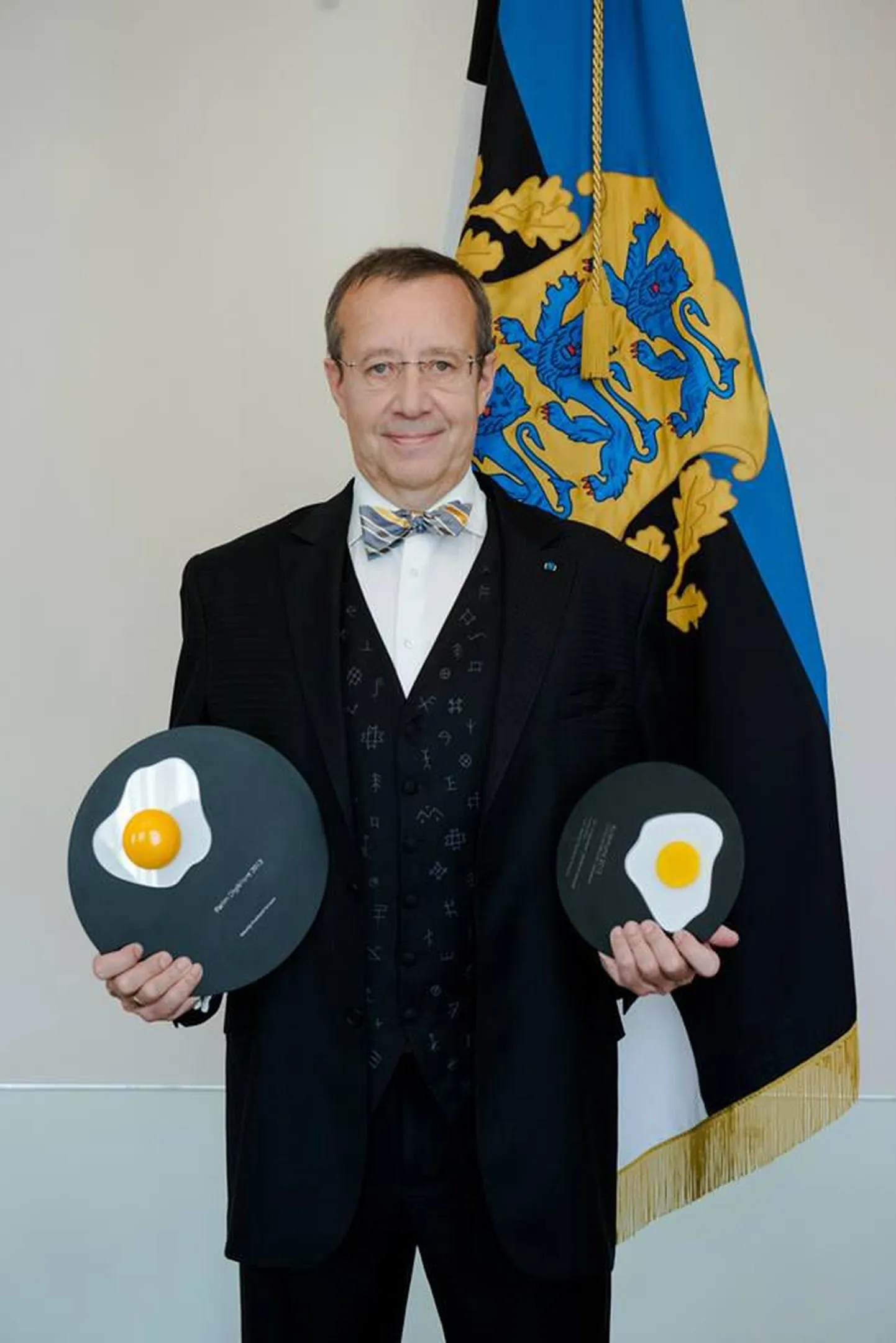 Президент Эстонии получил два яйца - золотое и бронзовое.