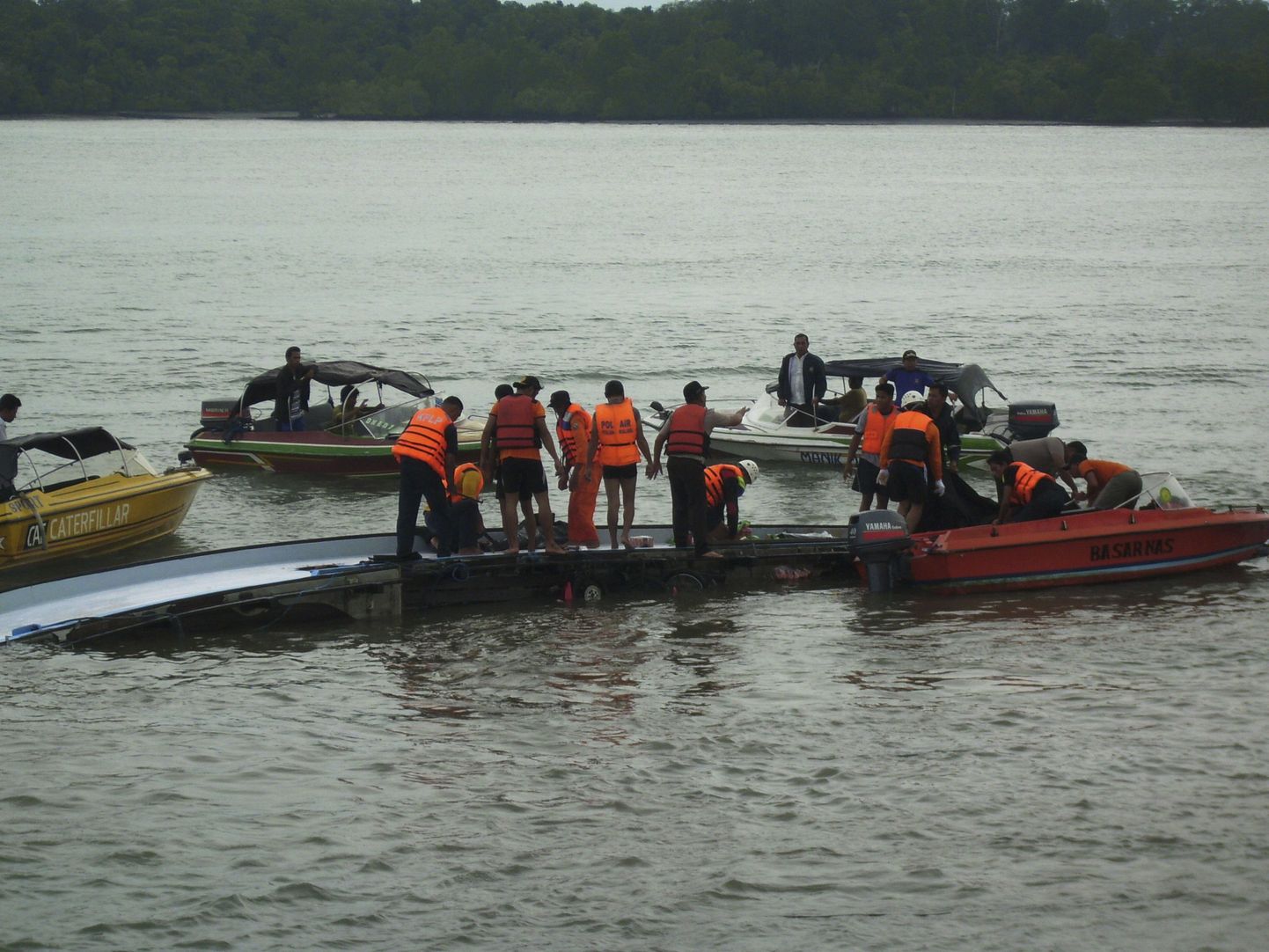 Indoneesia päästeametnikud püüavad tõmmata välja Borneo saare juures põhja läinud praami.