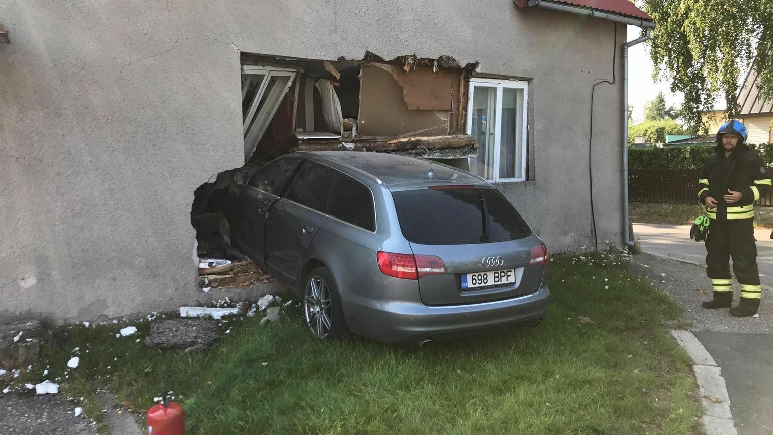Pärnus Oja ja Rohelise tänava ristmikul sõitis sõiduauto Audi läbi maja seina.