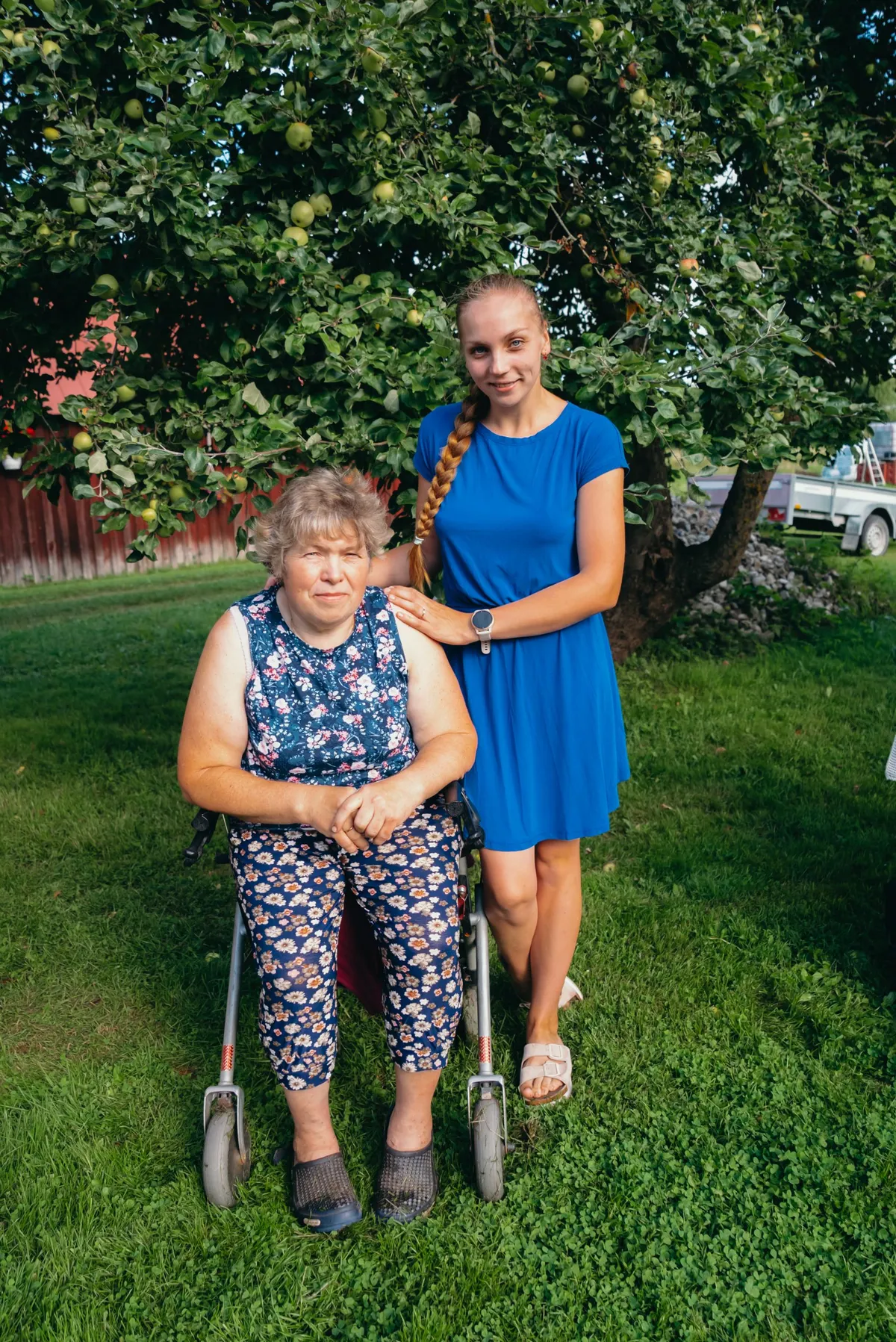 Tiia (vasakul) ja Elis Uusoja majandavad talupidamise kahe peale ära.