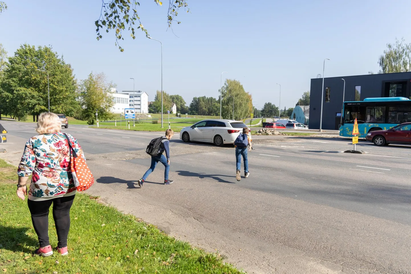 Riia maanteele busside lõpp-peatuse juurde ehitatakse ülekäigurada, et bussile kiirustajatele ohutum teeületus tagada. 