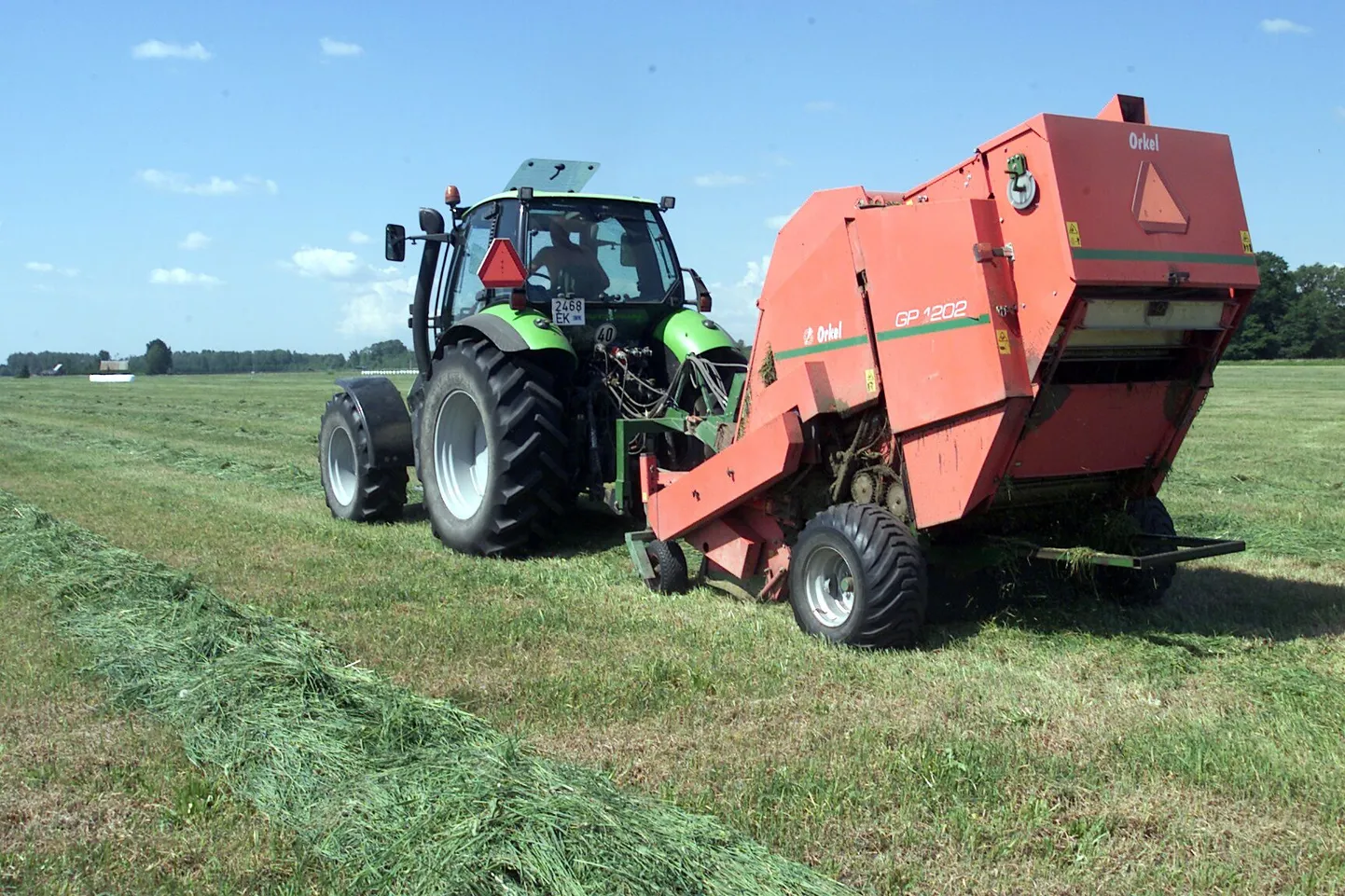 Rullsilo valmistamine Selja OÜ põllul Tori-Seljal.