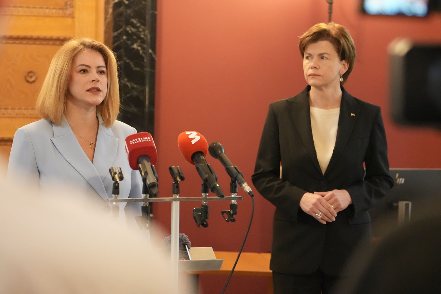 Ministru prezidente Evika Siliņa (no kreisās) un Ministru prezidentes izvirzītā ārlietu ministra amata kandidāte diplomāte Baiba Braže preses brīfingā.