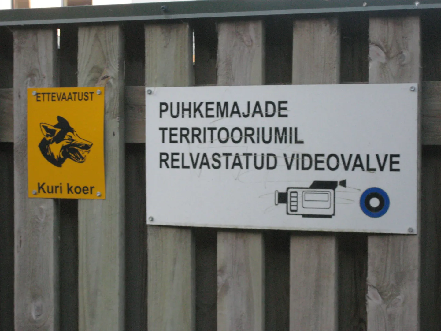 Relvastatud videovalve.