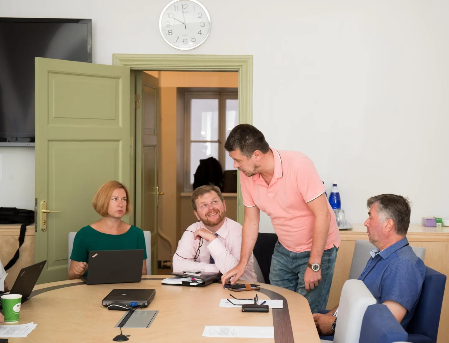 Peaprokuröril Lavly Perlingul (vasakul) olid finantsinspektsiooni juhile Kilvar Kesslerile (keskel) ja justiitsminister Urmas Reinsalule (paremal) head uudised: prokuratuur hakkas rahapesu uurima.
