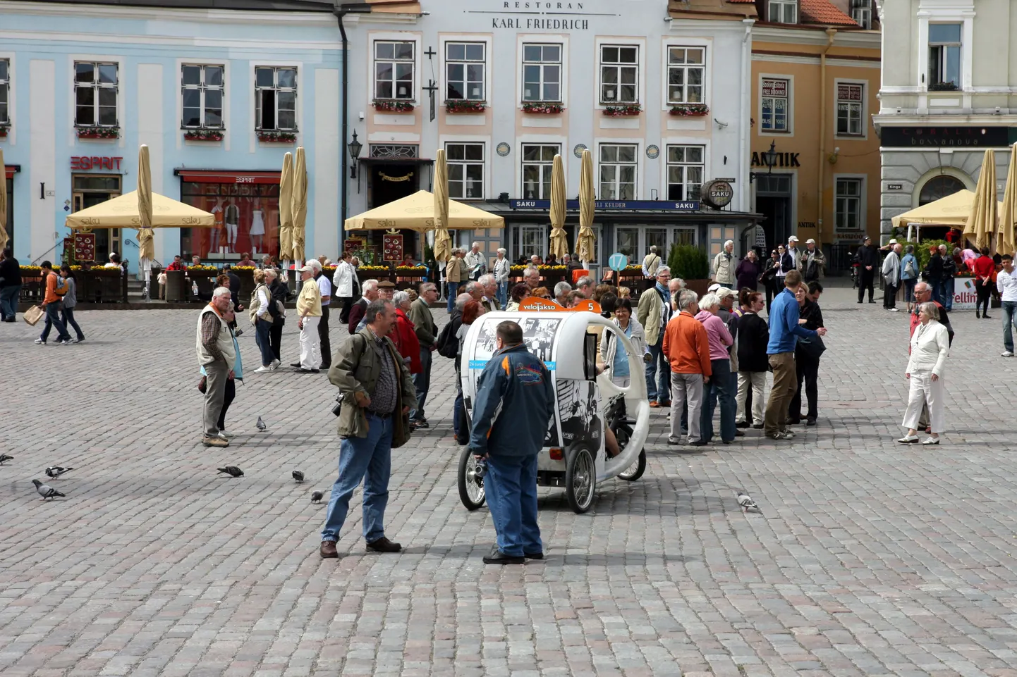 Туристы в Старом городе Таллинна.