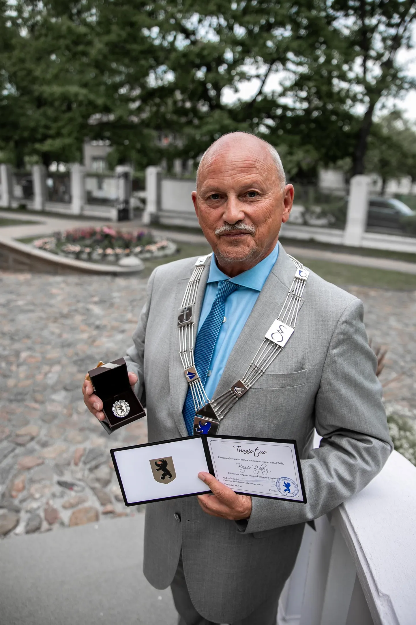 Buskerudi maavolikogu esimehele Roger Rybergile anti kätte maakonna vapimärk.